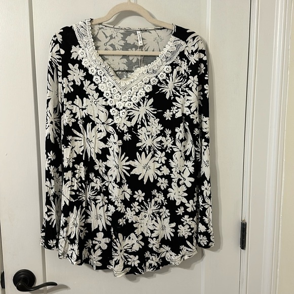 Cathy Tops - NWOT Cathy black and white floral top!